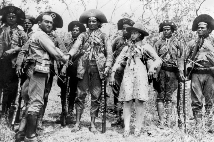 Cangaceiros (em segundo plano) e Benjamin Abrahão, Lampião e Maria Bonita