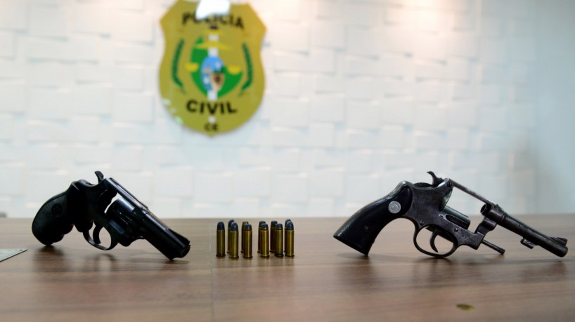Casal foi autuado em flagrante por posse ilegal de arma de fogo e recepção