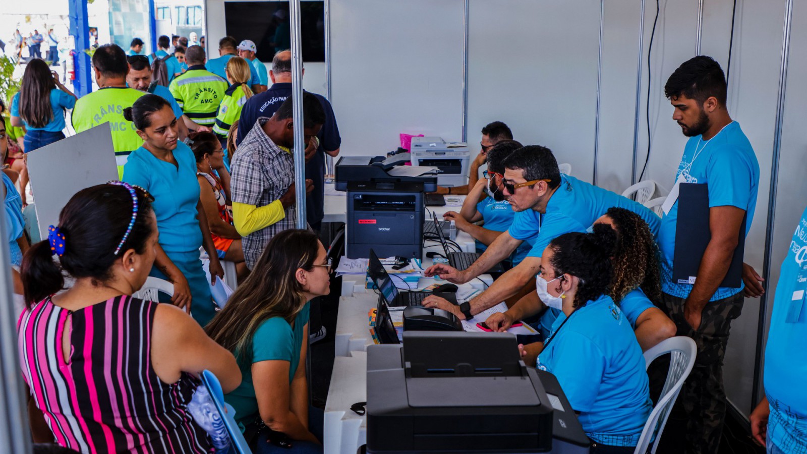 FORTALEZA-CE, BRASIL, 03-06-2023: Multirão de serviços no calçadão do vila no mar no bairro da Barra do Ceará, Meu Bairro, nossa camara. (Foto: Aurelio Alves/O Povo)