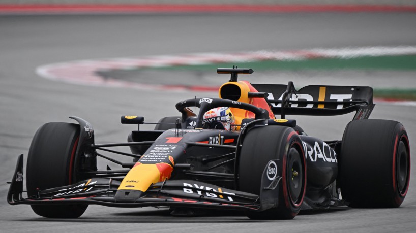 Max Verstappen larga na frente em Barcelona