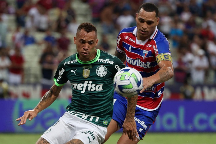 Atacante Breno Lopes e zagueiro Titi disputam lance no jogo Fortaleza x Palmeiras, na Arena Castelão, pela Copa do Brasil 2023 