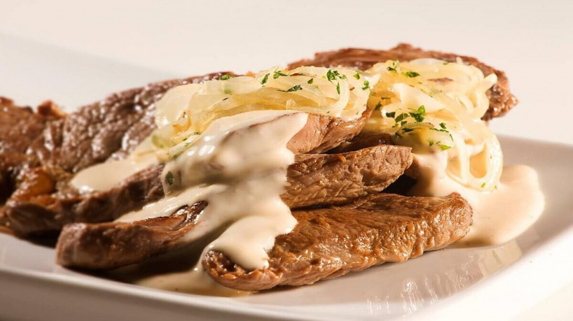 Bife acebolado com molho de maionese (Imagem: Unilever) 