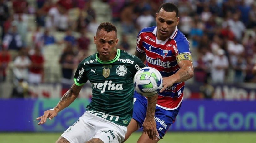 Atacante Breno Lopes e zagueiro Titi disputam lance no jogo Fortaleza x Palmeiras, na Arena Castelão, pela Copa do Brasil 2023