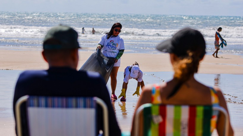 FORTALEZA-CE, BRASIL, 04-06-2023: A ação de limpeza terá apoio da Associação dos Empresários da Praia do Futuro – em especial da Barraca Marulho –, ONG Povos do Mar, Farmácia Pague Menos e SESC Iparana. O tema do Dia Mundial do Meio Ambiente, celebrado em 5 de junho de 2023, se concentrará em soluções para a poluição plástica com o mote #CombataAPoluiçãoPlástica.. (Foto: Aurelio Alves/O Povo)