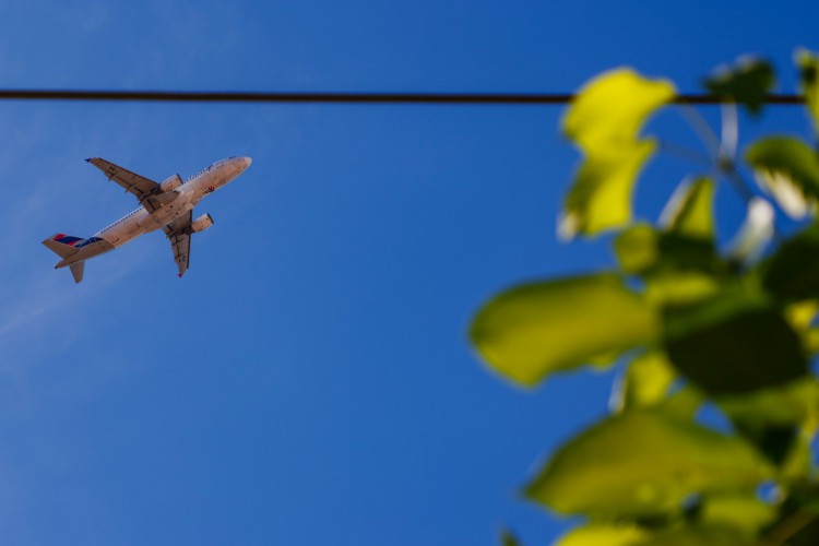FORTALEZA-CE, BRASIL, 05-06-2023: Avião no ceu azul. (Foto: Aurelio Alves/O Povo)