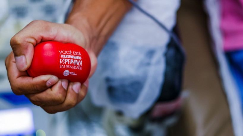 Imagem de apoio ilustrativo (homem doando sangue). Hemoce é a única unidade pública de saúde a realizar o transplante de medula óssea no Ceará
