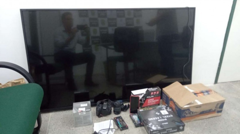 Dupla comprava objetos por meio de aplicativo, mas não realizava pagamento