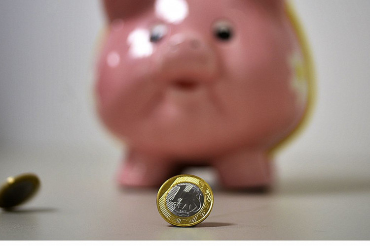 Segundo dados do Banco Central, a poupan&ccedil;a rendeu 0,67% ao m&ecirc;s em setembro, com IPCA acumulando alta de 5,17% em 12 meses e a taxa Selic a 15% ao ano