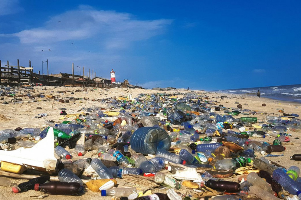 O lixo produzido pela humanidade alcança até os locais sem nenhum grupo humano.(Foto: Muntaka Chasant/Wikimedia)