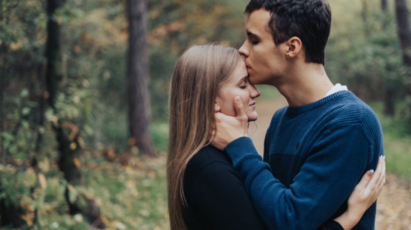 O amor atua diretamente no comportamento das pessoas (Imagem: Simon Dani | ShutterStock)