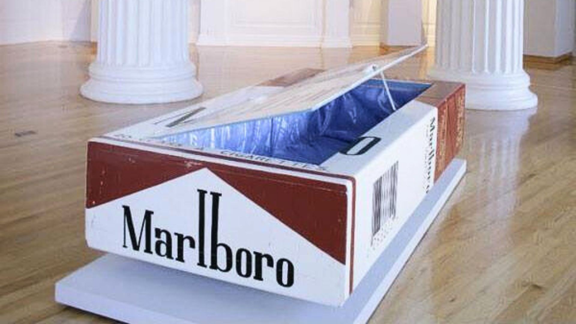 Homem bate o próprio recorde pescando um bagre de quase 3 metros de comprimento; o animal foi devolvido ao mar
