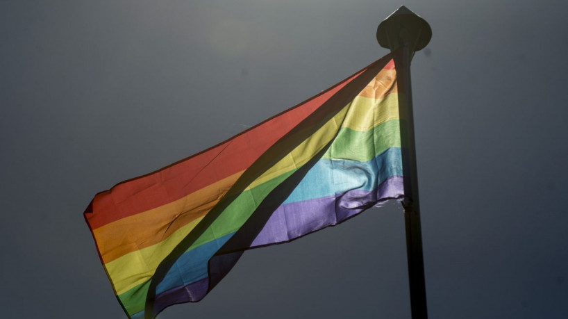 Bandeira (LGTB) é hasteada na Embaixada do Reino Unido para marcar o Dia Internacional contra a Homofobia e Transfobia, celebrado neste sábado (17) (Foto: Marcelo Camargo/Agência Brasil)