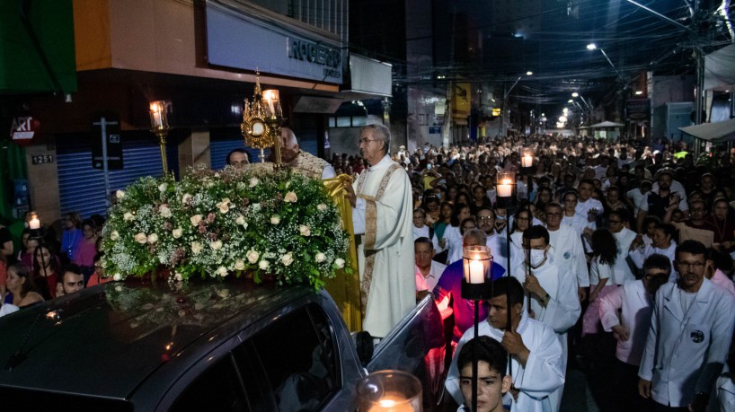 Arco da aliança sendo conduzido pelo arcebispo de Fortaleza na procissão de Corpus Christi 