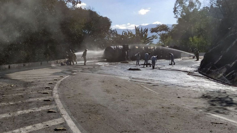 08/06/2023 - Serra de Petrópolis - Um motorista de caminhão morreu no final da madrugada desta quinta-feira (8) em um acidente na subida da Serra de Petrópolis, na Região Serrana do RJ. Foto: Reprodução redes sociais