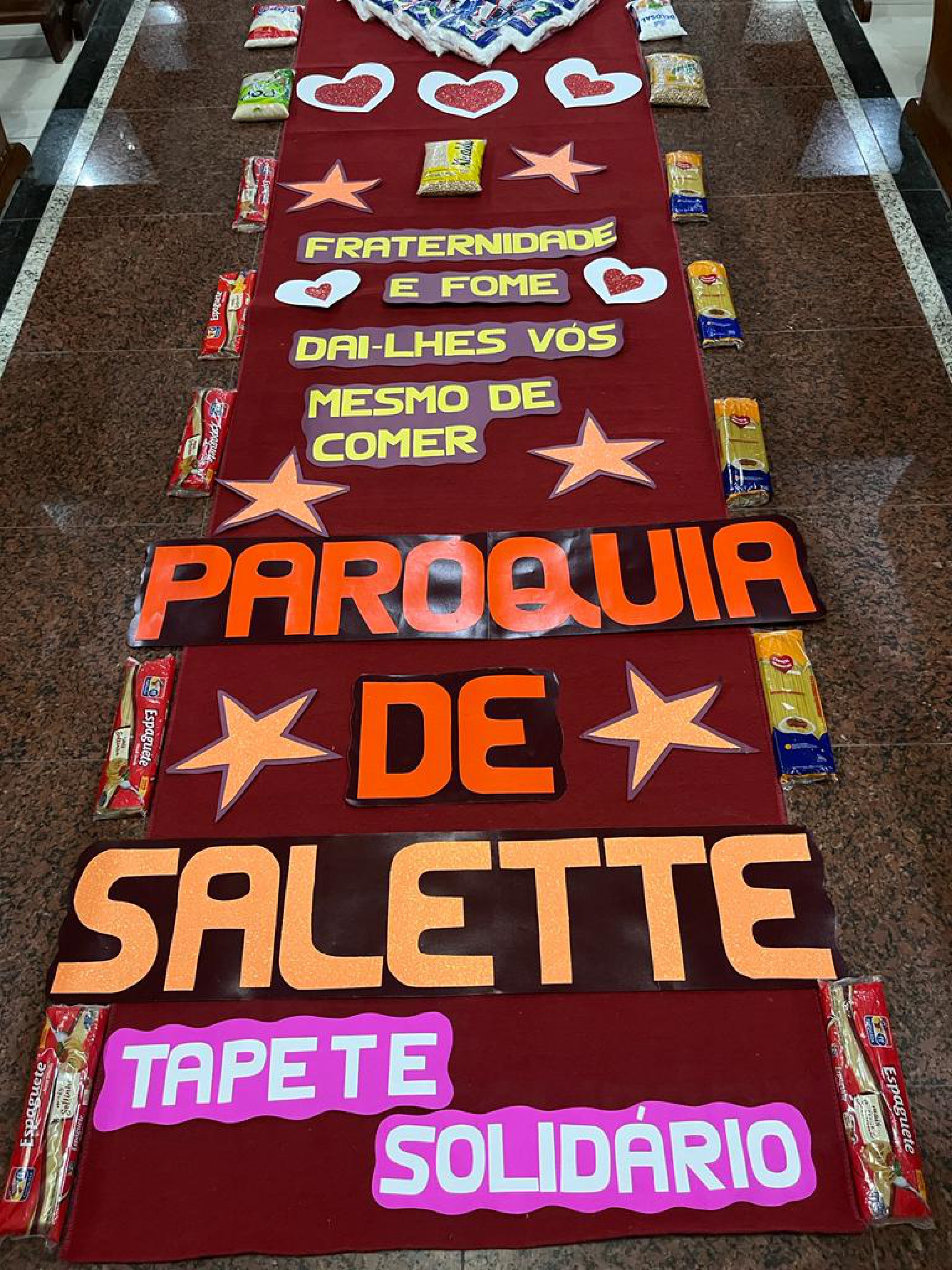 Paróquia de Fortaleza monta tapete de Corpus Christi com alimentos doados