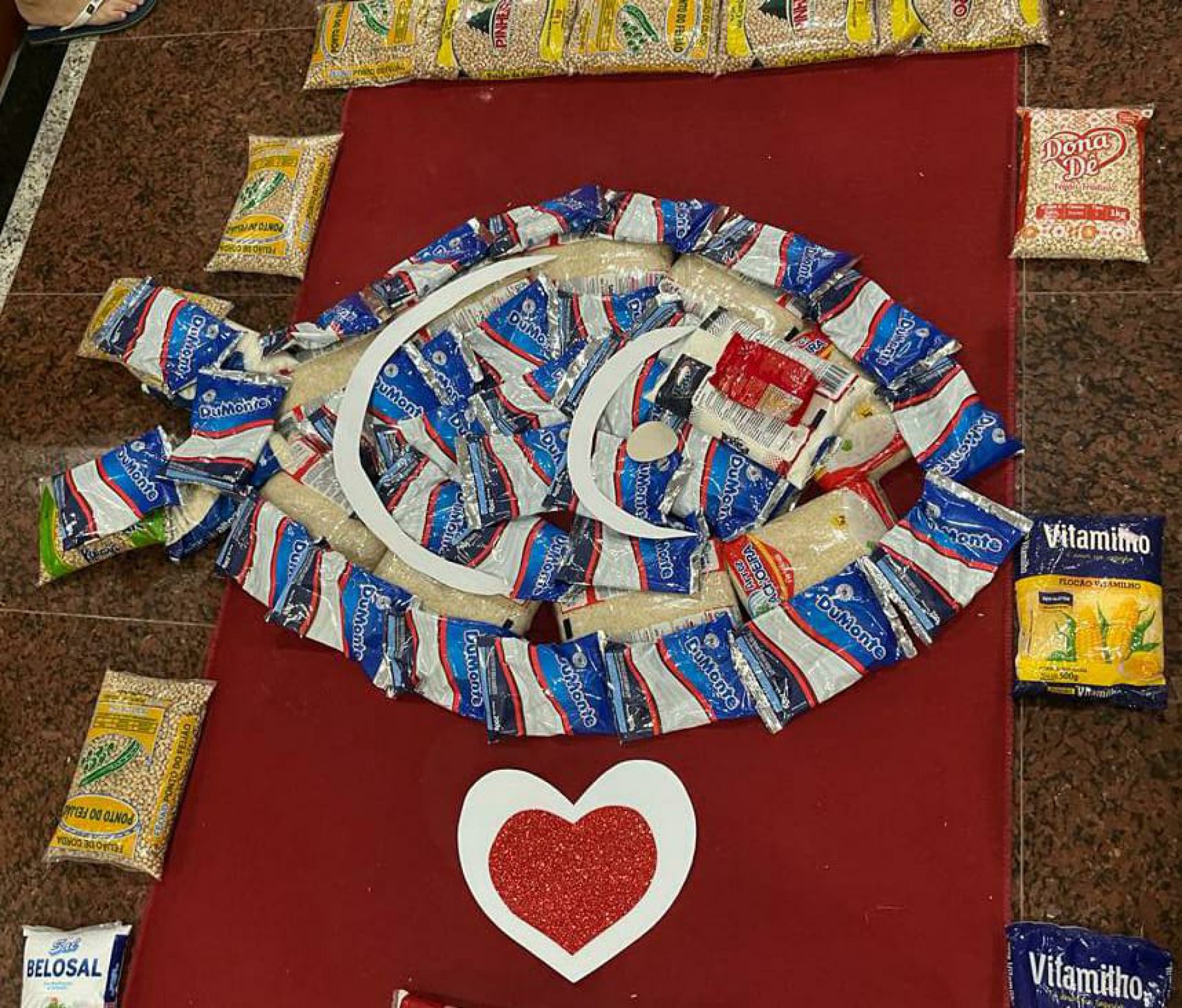 Paróquia de Fortaleza monta tapete de Corpus Christi com alimentos doados