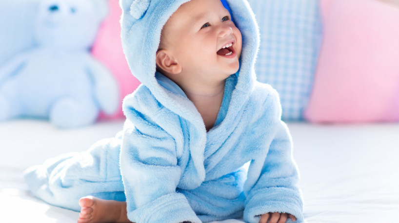 Bebês e crianças realizam descobertas conforme o seu crescimento (Imagem: FamVeld | Shutterstock)