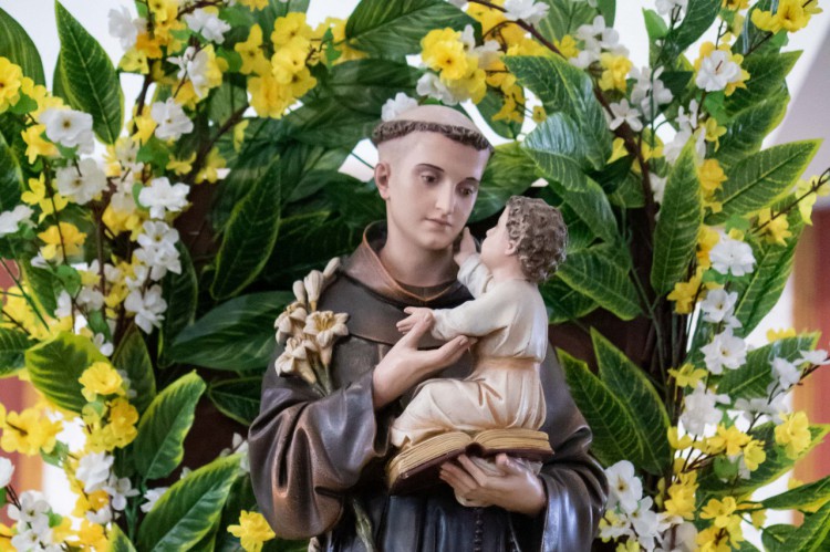 FORTALEZA, CEARÁ, BRASIL, 13-06-2023: Missa do dia de Santo Antônio na igreja do Sagrado Coração de Jesus, momento é celebrado com distribuição do pão de Santo Antônio para os fiéis . (Foto: Samuel Setubal)