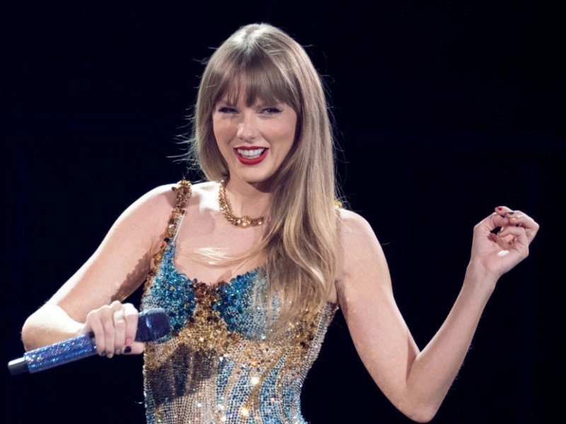 Taylor Swift muda letra de música em show para homenagear namorado