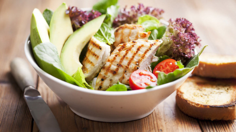 Salada proteica (Imagem: Liv friis-larsen |  Shutterstock)