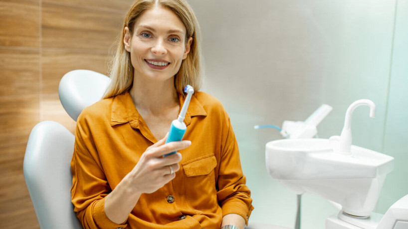 Falta de cuidados com a gengiva pode causar problemas (Imagem: RossHelen | Shutterstock)