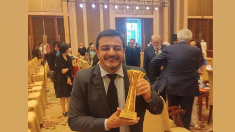 Elias recebeu, na última terça-feira, 13, o prêmio literário chinês para estrangeiros, o Special Book Award of China