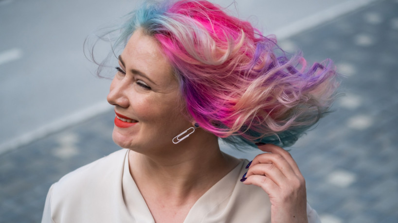 Cabelos coloridos na terceira idade está na moda (Imagem: Reshetnikov_art | Shutterstock)
