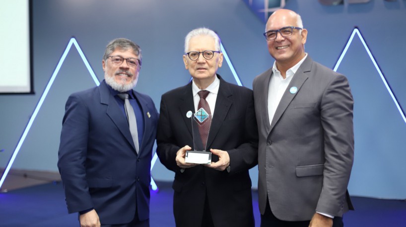 Professor Jessé de Hollanda e Onélia Santana são homenageadas com a Comenda de Diamante da Educação