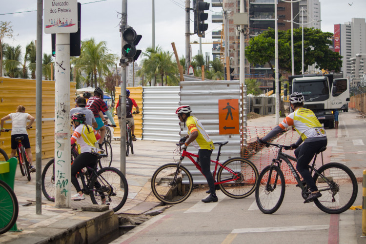 FORTALEZA, CEARÁ, BRASIL, 17-06-2023: Movimentação e obras no Calçadão da Praia de Iracema. (Foto: Samuel Setubal)