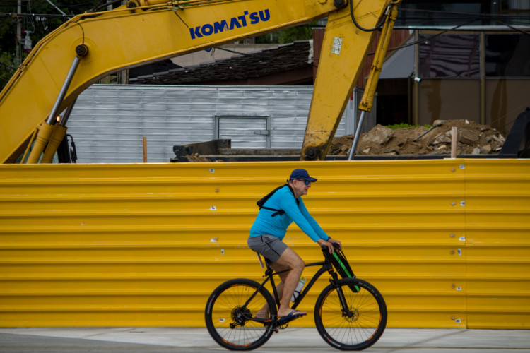 FORTALEZA, CEARÁ, BRASIL, 17-06-2023: Movimentação e obras no Calçadão da Praia de Iracema. (Foto: Samuel Setubal)