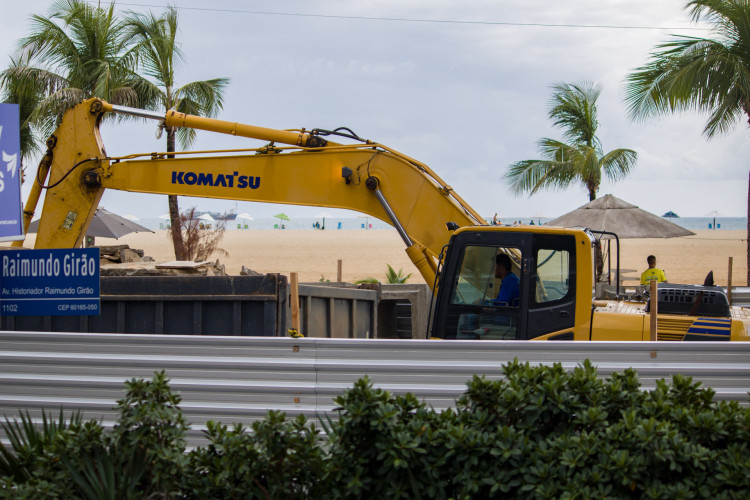 FORTALEZA, CEARÁ, BRASIL, 17-06-2023: Movimentação e obras no Calçadão da Praia de Iracema. (Foto: Samuel Setubal)