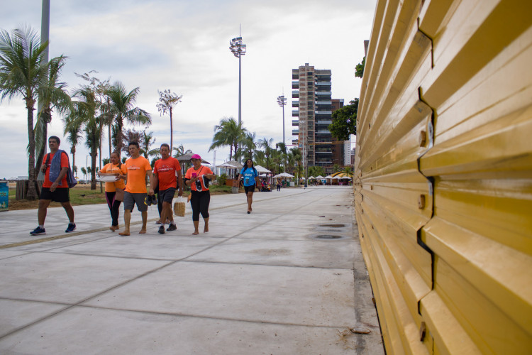FORTALEZA, CEARÁ, BRASIL, 17-06-2023: Movimentação e obras no Calçadão da Praia de Iracema. (Foto: Samuel Setubal)