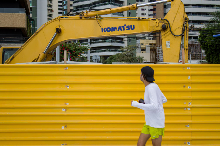 FORTALEZA, CEARÁ, BRASIL, 17-06-2023: Movimentação e obras no Calçadão da Praia de Iracema. (Foto: Samuel Setubal)