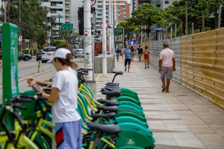 FORTALEZA, CEARÁ, BRASIL, 17-06-2023: Movimentação e obras no Calçadão da Praia de Iracema. (Foto: Samuel Setubal)