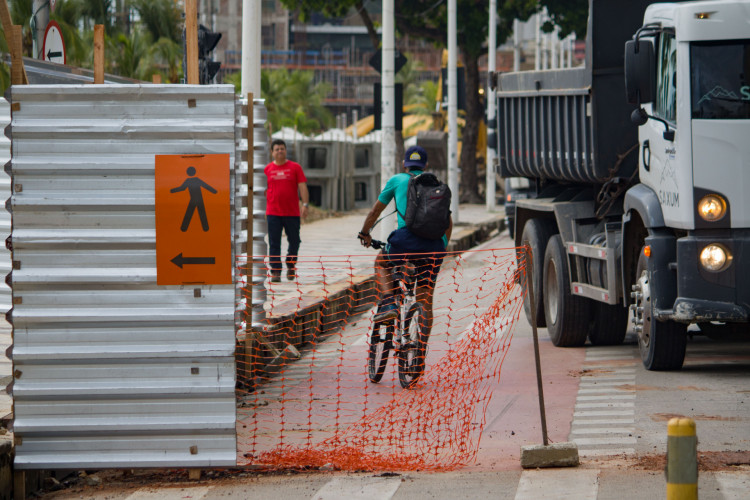 FORTALEZA, CEARÁ, BRASIL, 17-06-2023: Movimentação e obras no Calçadão da Praia de Iracema. (Foto: Samuel Setubal)