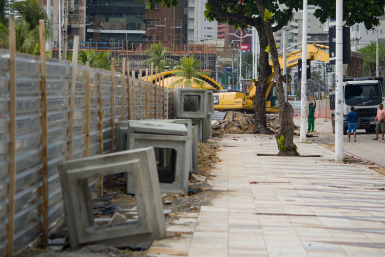 FORTALEZA, CEARÁ, BRASIL, 17-06-2023: Movimentação e obras no Calçadão da Praia de Iracema. (Foto: Samuel Setubal)