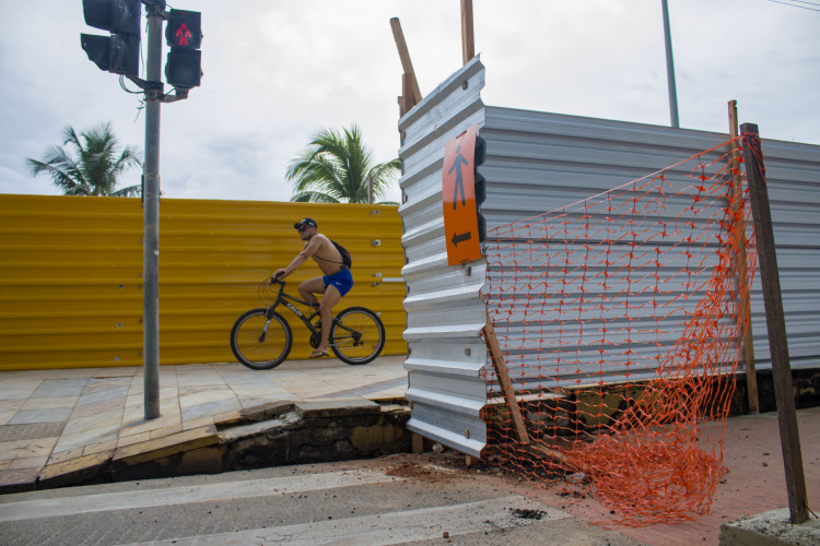 FORTALEZA, CEARÁ, BRASIL, 17-06-2023: Movimentação e obras no Calçadão da Praia de Iracema. (Foto: Samuel Setubal)