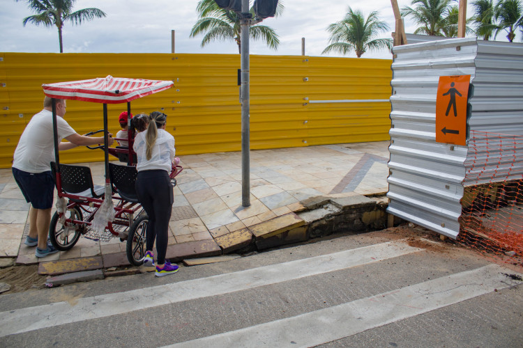 FORTALEZA, CEARÁ, BRASIL, 17-06-2023: Movimentação e obras no Calçadão da Praia de Iracema. (Foto: Samuel Setubal)