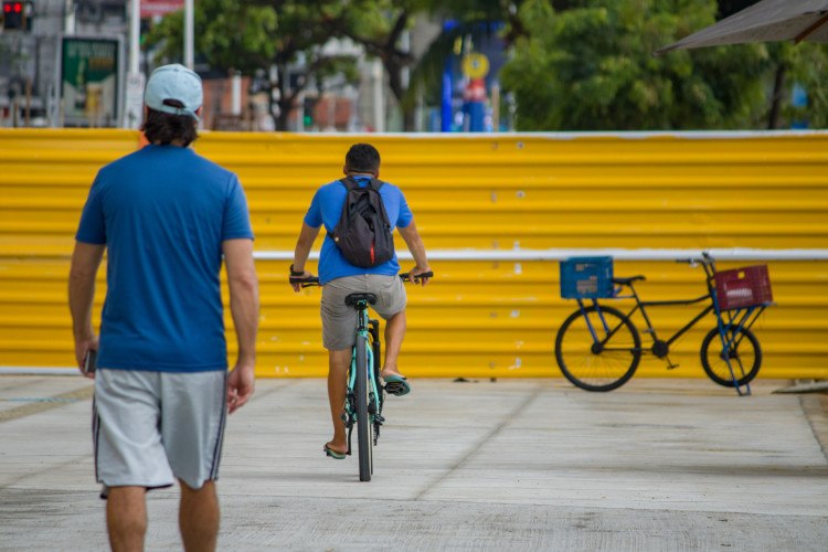 FORTALEZA, CEARÁ, BRASIL, 17-06-2023: Movimentação e obras no Calçadão da Praia de Iracema. (Foto: Samuel Setubal)