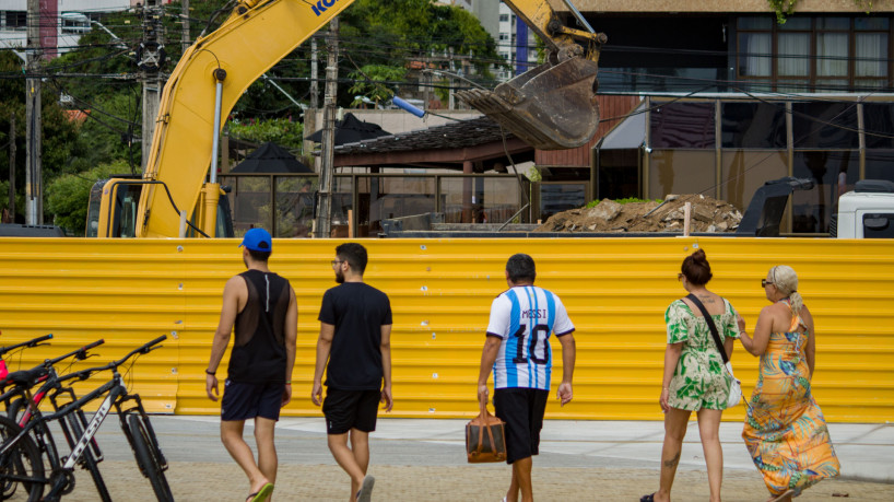 FORTALEZA, CEARÁ, BRASIL, 17-06-2023: Movimentação e obras no Calçadão da Praia de Iracema. (Foto: Samuel Setubal)