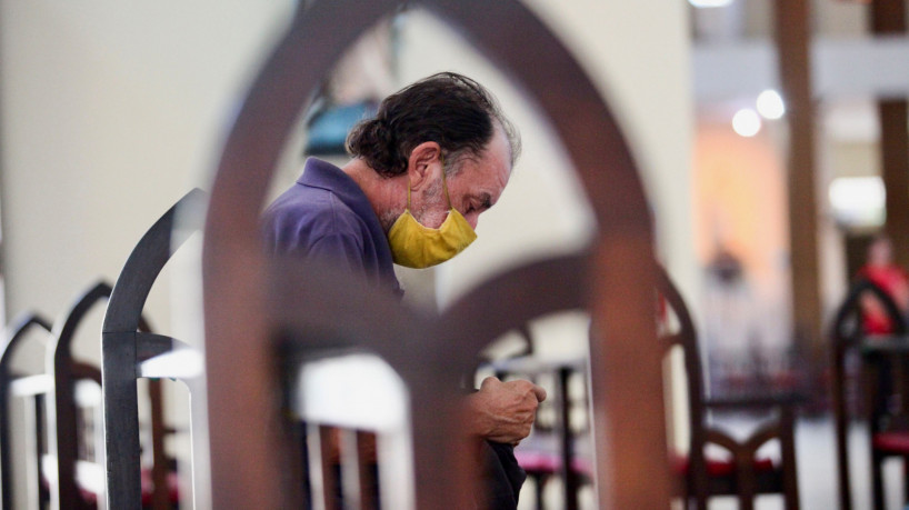 FIÉIS, a maioria idosos, continuam a usar máscaras durante as missa no Santuário Sagrado Coração de Jesus
