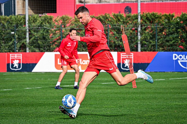 Volante holandês Kevin Strootman em treino do Genoa, da Itália
