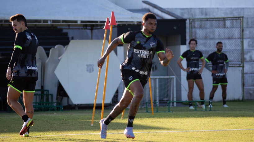 Zagueiro Lucas Ribeiro em treino do Ceará no estádio Carlos de Alencar Pinto, em Porangabuçu