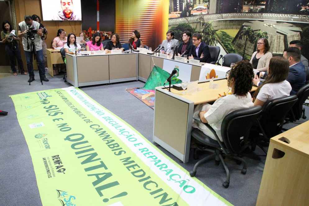 Audiência pública sobre regulamentação da cannabis no Ceará contou com presença de deputados do Ceará e vereadores de Fortaleza, além de diversos médicos, advogados e associações que discutem o tema no Estado (Foto: Paulo Rocha / Alece)
