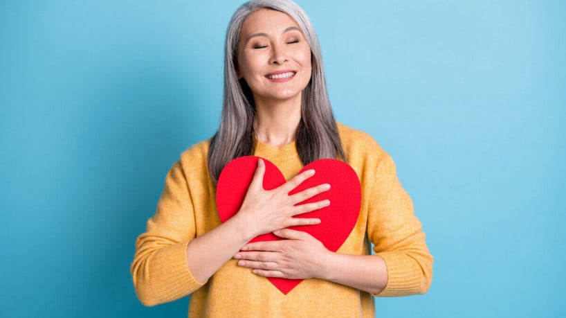 Alterações hormonais podem trazer riscos à saúde da mulher durante a menopausa (Imagem: Roman Samborskyi | Shutterstock) - Portal EdiCase
