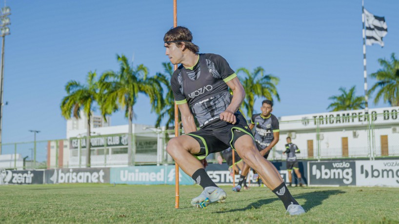 Volante Zé Ricardo em treino do Ceará no estádio Carlos de Alencar Pinto, em Porangabuçu