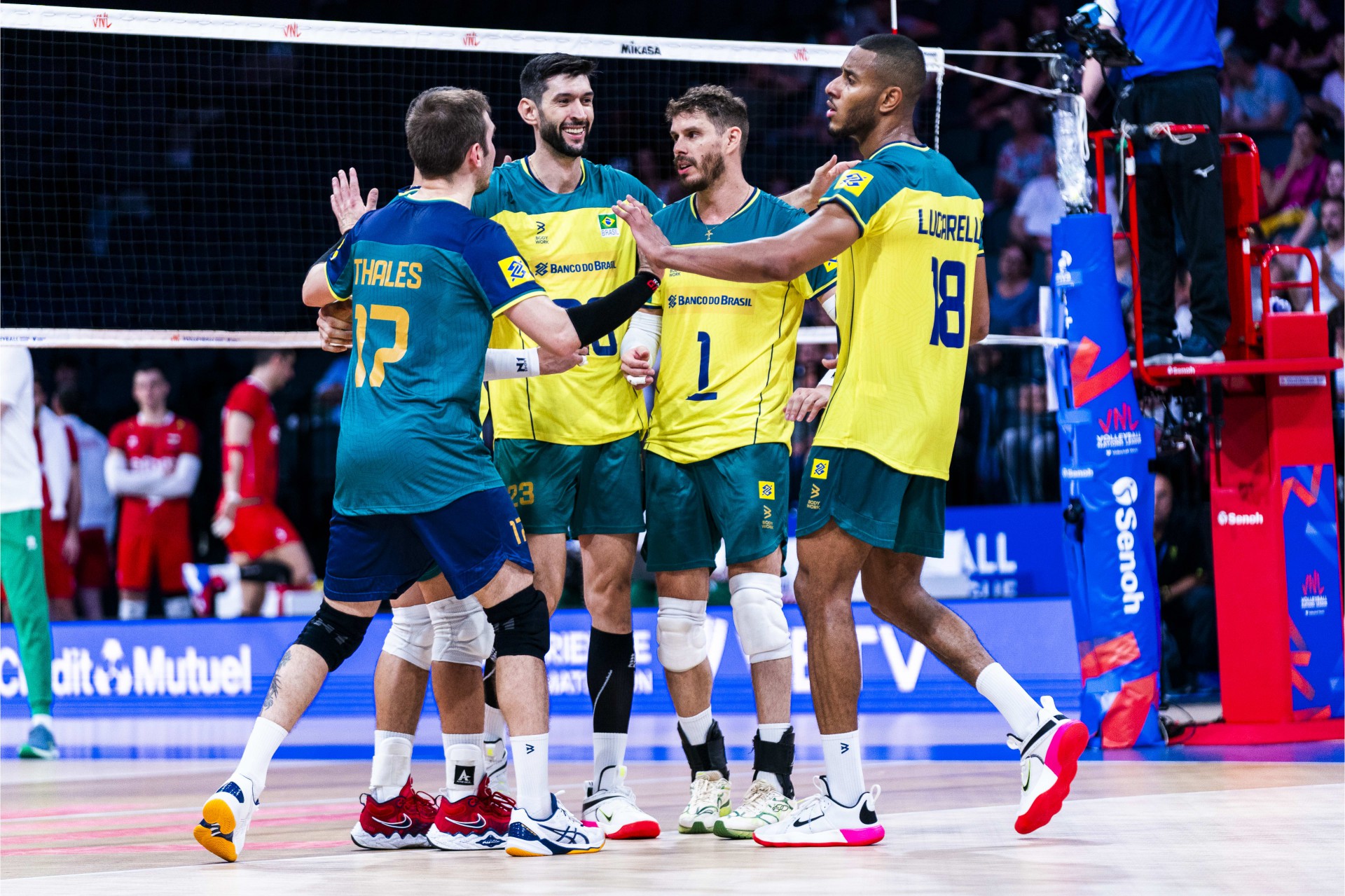 Jogadores do Brasil comemoram ponto no jogo contra a Bulgária pela Liga das Nações de vôlei masculino (Foto: Divulgação/FIVB)