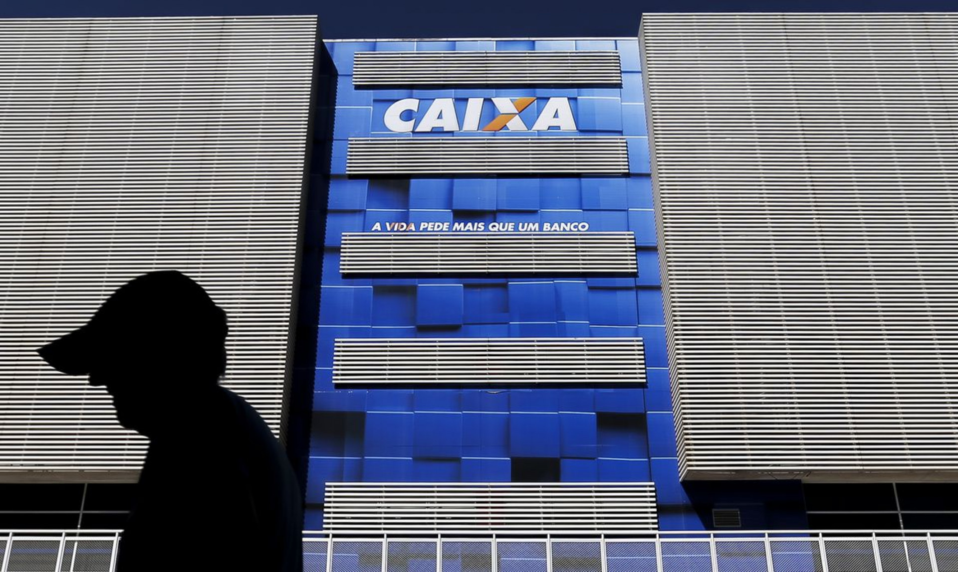 A Caixa Econ&ocirc;mica &eacute; um dos cerca de bancos que j&aacute; aderiram ao Desenrola