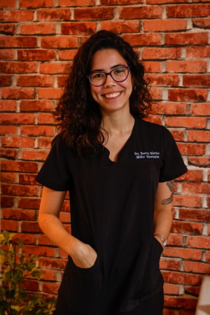 Beatriz Martins é médica-veterinária que realiza atendimentos considerando as possibilidades de tratamento com cannabis(Foto: Aurélio Alves / O POVO)