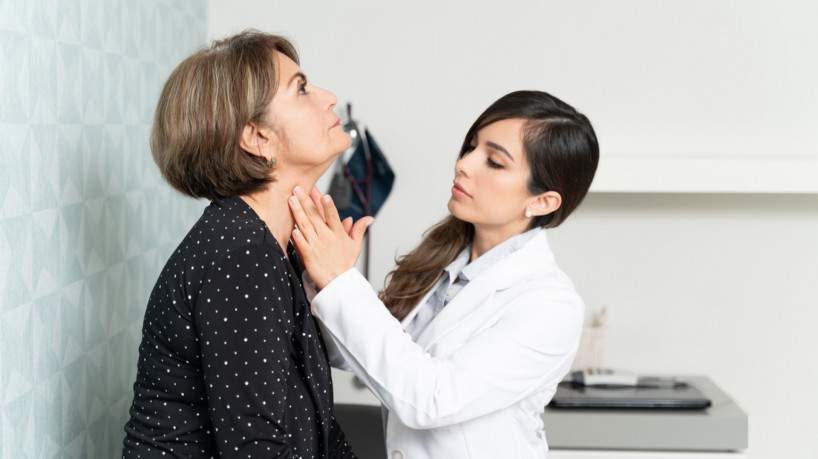 Dor de garganta pode ser causada por diversas patologias (Imagem: antoniodiaz | Shutterstock)